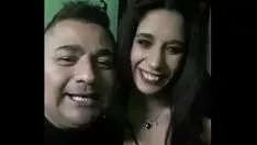 Oynat Aylen kamuya açık göğüslerini izliyor