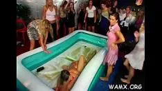 再生 固形食で奴隷ポルノの大人の貝合わせ女性