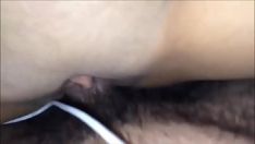 Jouer Un mec aux cheveux lisses baise son vagin