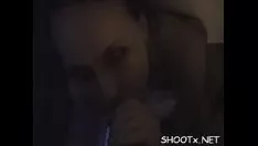Reproduzir Rasgando o gatinho bonito de um adolescente com vara de teras