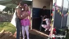 Odtwórz Brytyjczycy babys Alexis May i Ewa Holy Manina uprawiają seks publicznie