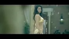 Reproduzir Tu vocal da sueca Mileya Punjabi em au two-piece