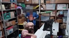 Redare Adolescent blond lifter cnix stealth de un polițist de promenadă