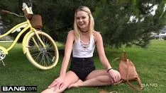 Redare Kenzie kai arată public sânii ei mici
