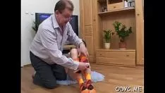 Играть Джентльмен пожилого джентльмена желает кошечке-подростку