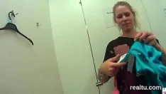 Redare Frumoasa fustă cehoslovacă se dezbrăcă în mall și se îndoaie în pov