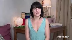 Jouer Une étudiante déjoue son chat avec un gode