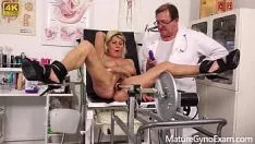 Reproducir Caliente abuelita nudo lola desierto probado por smutty doctor hasta tim wetman