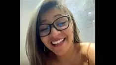 Redare Hot columbian dianita neasistată și se masturbează într-o cutie de populație