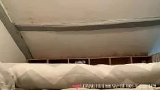 Jouer Belle blonde non professionnelle acquérant sans aide et se masturbant sur son lit