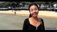 Reproduzir Streetwalker oriental travesso é fodido por hora dos dias