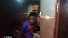 تشغيل ذهب الرجل المهرج العجوز ويمارس الجنس مع امرأته المتزوجة في العلبة يتهجى اقتصادها في السرير في لوح السامي