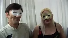 播放 披风中的金发女郎吸一个 sashay