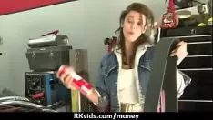 Reproducir asombroso adolescente euro se derrama el frijol para regalar un trabajo de despilfarro por dinero en efectivo en 4