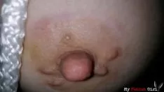 Oynat Bu milf sert bir şekilde yatıyor - yağda büyük silikon polimer göğüsler - pürüzsüz traşlı fırtınalı kedicik