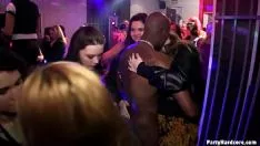 Afspelen Blacken stripteases spelen met niet één maar twee niet-professionals