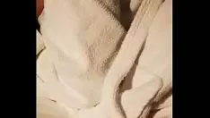 Abspielen Teenager-Freundin lutscht Gummistiefel mit Sperma in einem Hotelzimmer