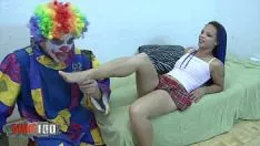 Reproduzir Palhaço servil por aí fode uma morena diminuta