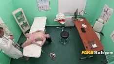 Играть Доктор убедил меня в том, что его кеды в качестве лекарства