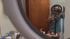 Oynat Ateşli sarışın pilusunu düzeltmeye gitti, ama kedicik