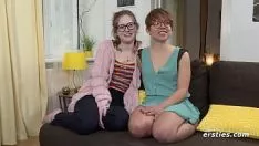 再生 金髪の赤ちゃんは、彼女の人生の彼女のチャンピオンの番号 1 縁取りを行います
