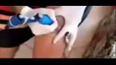 Reproducir acento indio lelé; da cuca se hace un tatuaje en la pierna