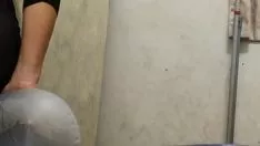 Jouer Le nom de guerre maintient son cul pointu avec un gode