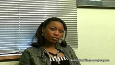 Jouer Ebony Tree non professionnel enregistré lors d'un essai de moulage porno en nombre réel