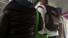 Abspielen Berühren Sie die Krone der braunen Nylonjacke von Punkt 1