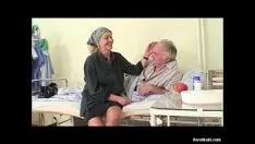 تشغيل عقدة الجدة وجهات النظر الجد يمارس الجنس مع حفرة في عيادة