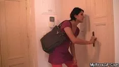 Reproducir Él ve que su novia y él hacen trampa y se irrita.