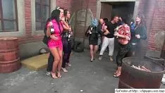 播放 裙子轻盈迷人的脚趾和放松