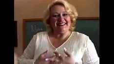 Jouer Zaftig instructeur de milf a une belle she-bop douce