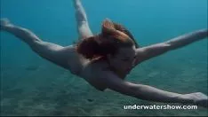 Jouer Julia nage une statue nue immergée dans la mer