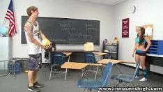 播放 没有经验的人高中活泼的山雀纹身排球比赛运动员教室性交
