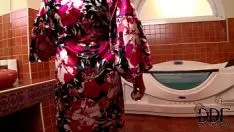 Reproducir Sandpaperra sinies chupa ins sashay en la bañera y obtiene semen en sus jarras