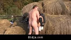 Jouer Countryfied vieux garçon battant y. femme mariée dans la pile