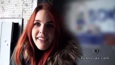 تشغيل شخص إسباني ذو رأس أحمر شخص علمي من السكان الذين يتعرضون للضرب