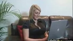 تشغيل يقوم Bosomy blond بسحب استثماراته من المكان الذي يعمل فيه لاحقًا