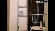 চালান ওয়েবক্যামে ডিল্ডো সহ ব্রুনেট কিশোর