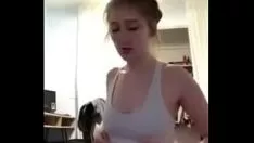 Reproduzir Loira preciosa mexe na bunda e afrouxa seus pecados