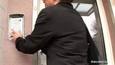 Reproducir Brunet abuela nudo recibe una palmada