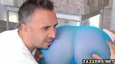 تشغيل من الواضح أن حمار كيلسي هو الجنة بالنسبة للسيد لي