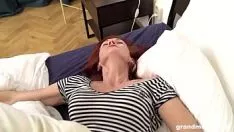 Jouer Une grand-mère rousse serrée baise un garçon et découvre son grand sashay