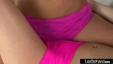 Abspielen (Stacey St. Matthewe & Amara Bohemian) Heranwachsende Lesbos-Missys bekommen Sex vor der Videoaufzeichnung der Fernsehkamera-27