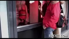 تشغيل الزميل الفسيولوجي المتوحش الملكية في رحلة صعودًا ويتحرك بهدوء مثير