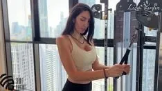 চালান কোচ একটি ম্যাসেজ সময় একটি গরম milf fucked