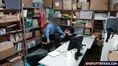 播放 黑发小偷选择脱光衣服，让保安用他的大鸡巴敲击她潮湿的阴户，直到她射精。