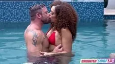 চালান বিকৃত সৎ বাবা এবং সৎ কন্যা তাদের অন্তরঙ্গ গোপনীয়তা শেয়ার করে যা তাদের পারিবারিক সম্পর্ক উন্নত করার জন্য একে অপরের সাথে যৌনসঙ্গম করা হয়, তাই তারা তাদের সৎ কন্যার pussies বিনিময় করে যতক্ষণ না তারা তাদের সাথে আঘাত করে।
