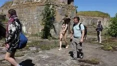Abspielen Nacktschießen auf einer verlassenen militärbasis auf der insel totleben. 4